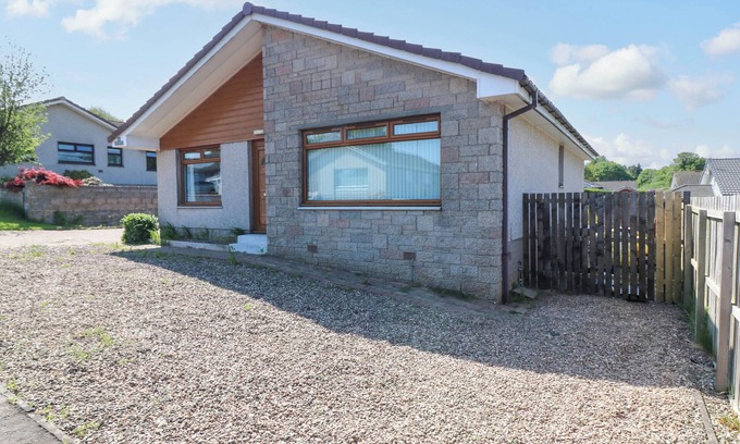 Glencarse Cabaña | FIRCROFT, pet friendly, character holiday cottage in Errol