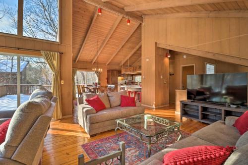 East Stroudsburg Casa | Fire Pit and Grill Lakefront Poconos Cottage!