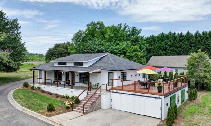 Cramerton Casa | fire pit+corn hole+bikes+kayaks+gym+golf pass | Art inspired retreat
