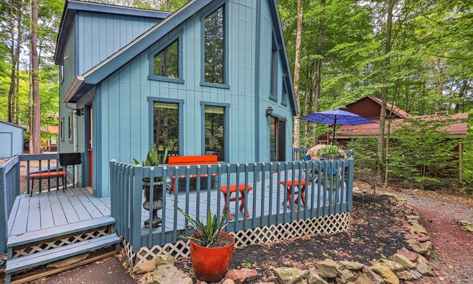 Pocono Lake Cabina | Fire Pit & Deck: Colorful Cabin in Pocono Lake!