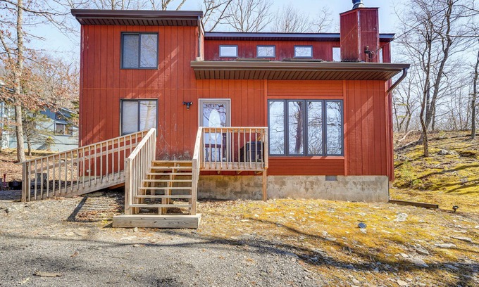 Bushkill Cabina | Fire Pit & Gas Grill: Charming Poconos Abode!