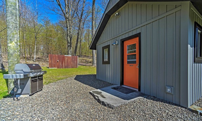 Milford Apartamento | Fire Pit + Gas Grill: Secluded Studio in Milford!