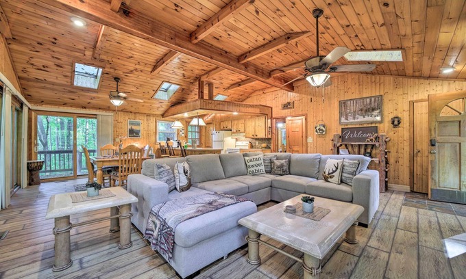 Lake Toxaway Cabina | Fire Pit & Grill: Cozy Cabin in Lake Toxaway!