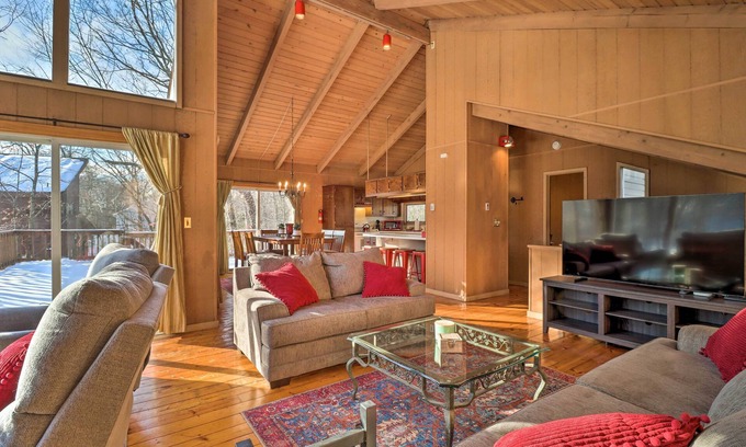 East Stroudsburg Cabaña | Fire Pit & Grill: Lakefront Poconos Cottage!