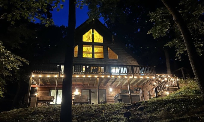 Wautoma Chalet De Esquí | Fire pit! Hot tub! Game room! Kayaks!