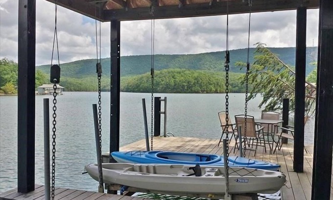 Huddleston Casa | "Retiro Inglés" Casa renovada con vistas a la montaña, kayaks, tabla de remo, Wi-Fi gratis ilimitado, nueva cubierta, sala de juegos, Quiet Cove, ¡Se admiten mascotas y más!