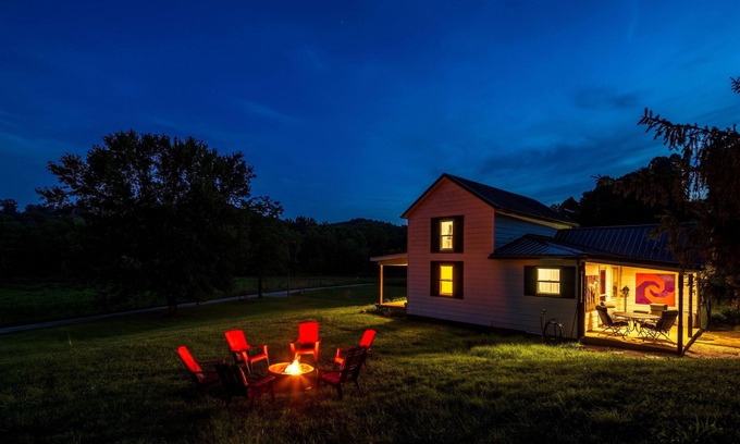 McArthur Casa | NEW Peaceful Countryside Full Kitchen Firepit Hike
