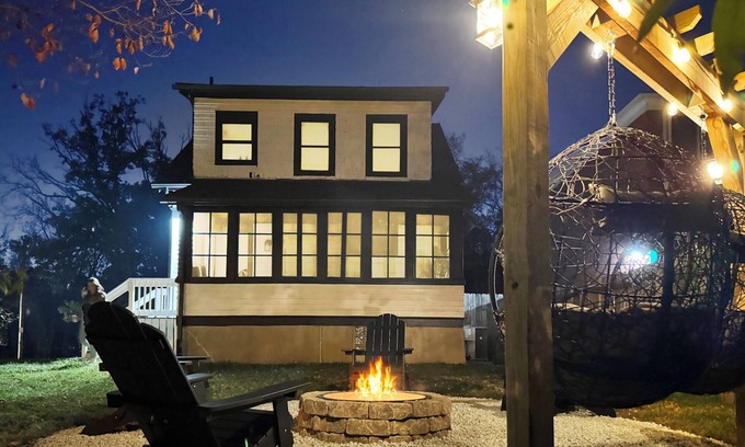 Silverton Casa | Fire Pit, Sunroom, Hanging Chair, 10mi to city