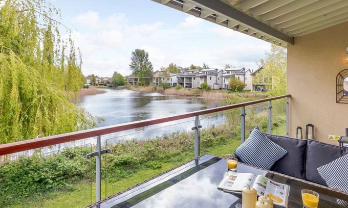 Cirencester Cabaña | Firecrest, Cotswold Water Park - sleeps 10 guests in 4 bedrooms