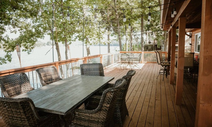 Jenkins Casa | Firefly Cottage - Escape to Serenity: 2-Bedroom Lake-View Retreat