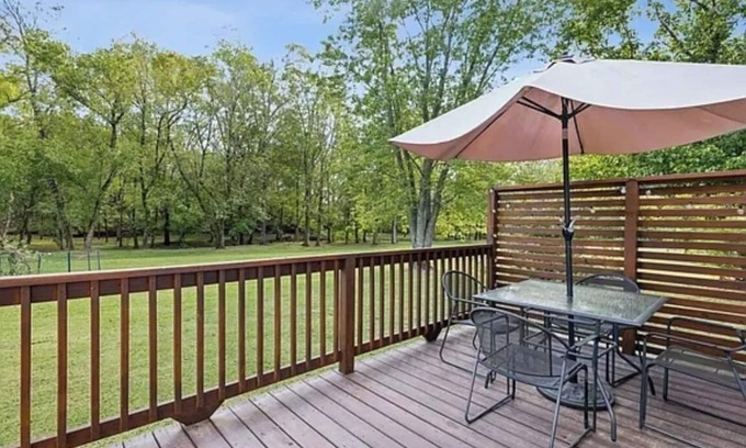 Columbia Otro | FIREFLY CREEK Charming 3-bedroom farmhouse in delightful Columbia