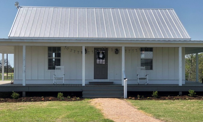 Brenham Cabaña | Firefly Farms - Country Guest Cottage