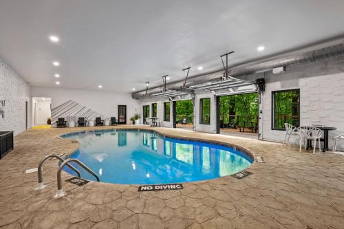 Caton Casa | Firefly Mountain Suites by AvantStay Sleeps 36 Indoor Pool Hot Tub Game Room Playground