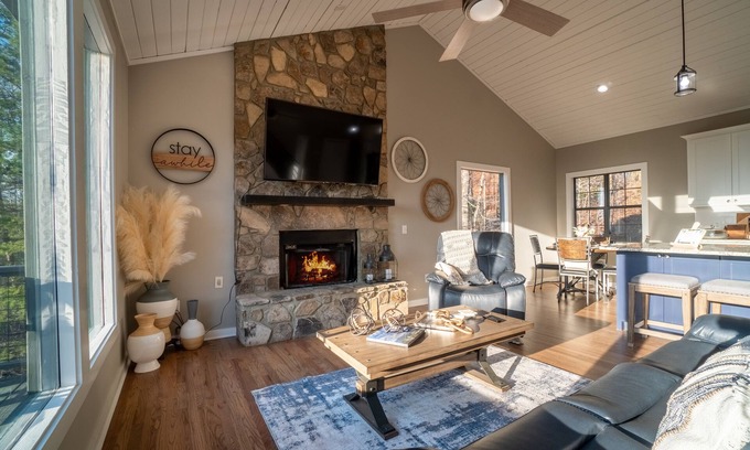 Helen Cabina | Firefly Mtn Retreat - Amazing Mountain Views and Family Entertainment