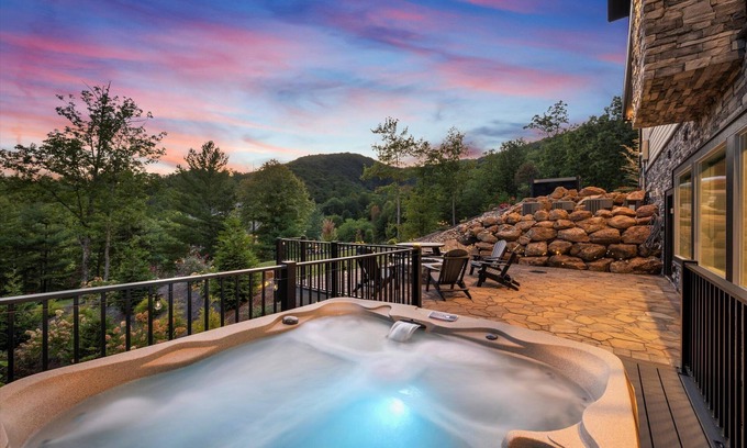 Gatlinburg - Pigeon Forge Casa | Firefly Mtn Retreat ~ Luxury 4BR Pool Cabin in The Summit at Bluff Mountain