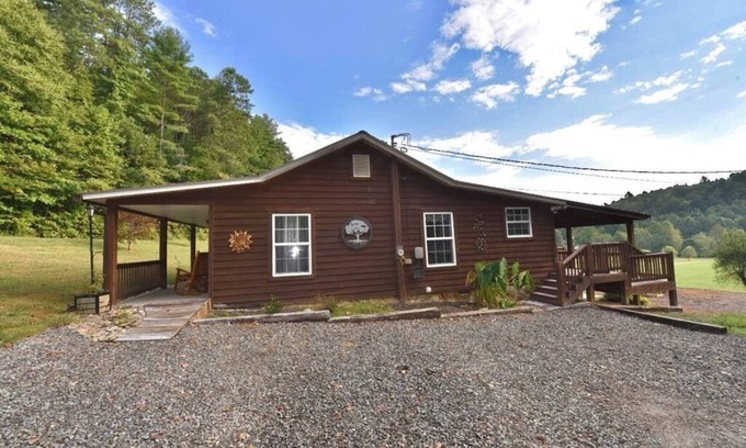 Unaka Cabina | Firefly Retreat~3-bedroom cabin in fabulous Murphy with AC, WiFi.