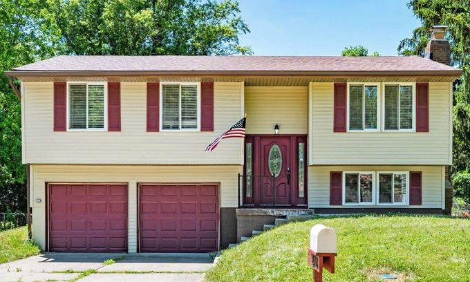 Wayne Casa | Firepit & 10mins to Speedway - Westside Splendor