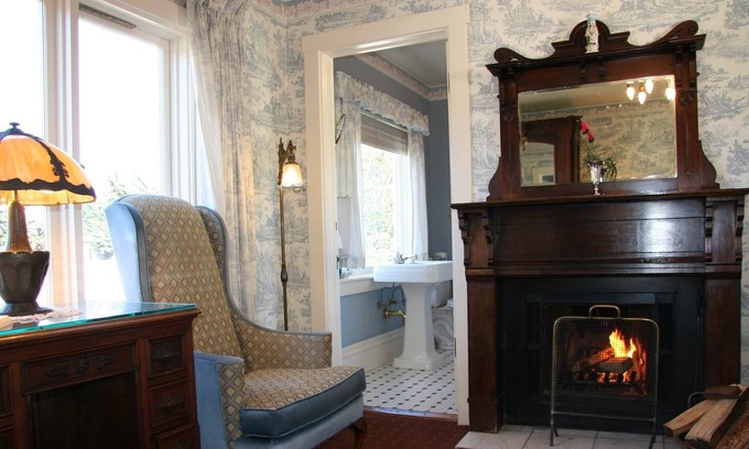 Pacific Grove Cabina | Fireplace/1800rope QUEENBED/desk/highboy dresser/clawfoot tub/shower