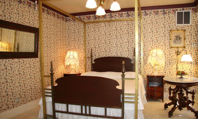 Pacific Grove Cabina | Fireplace/1880square tube brass KINGBED/1920triple bow front dresser/clawfoot