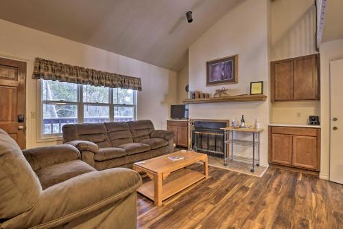 Grand Lake Apartamento | Fireplace and Stream Access Cozy Grand Lake Retreat