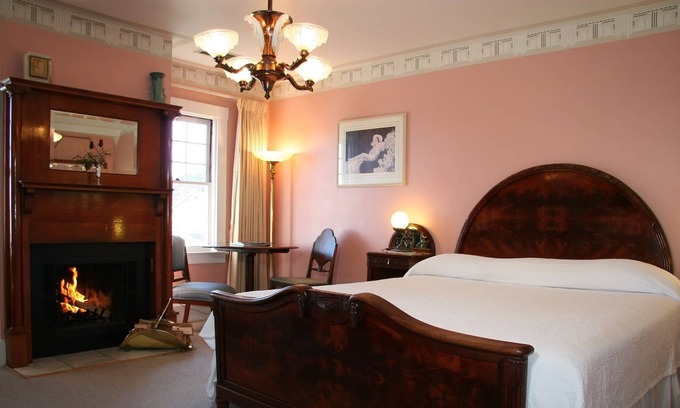Pacific Grove Cabina | Fireplace/Art Nouveau 4 piece mahogany KINGBED set/captains round table/tub/show