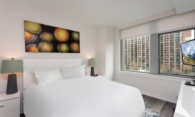 Reston Apartamento | Fireplace Lounge, Pool & Fitness Center | Near Lake Fairfax Park
