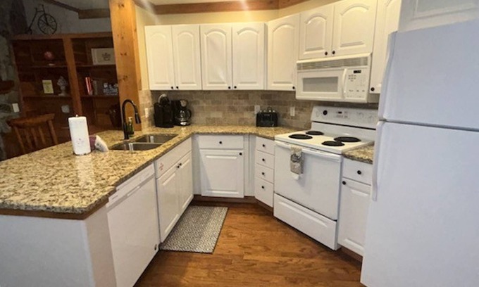 White Oak Lodge Apartamento | Fireplace Pool Table Pool Fitness Room