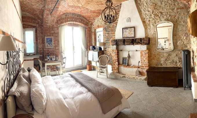 Gassino Torinese Cama Y Desayuno | Fireplace Suite - country chic with heated hot tub in the garden
