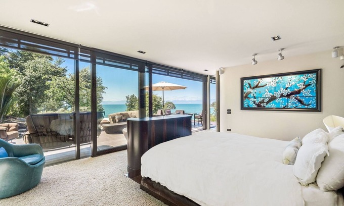Ngaio Bay Cabina | Fireplace Suite - Ocean Views & Beach