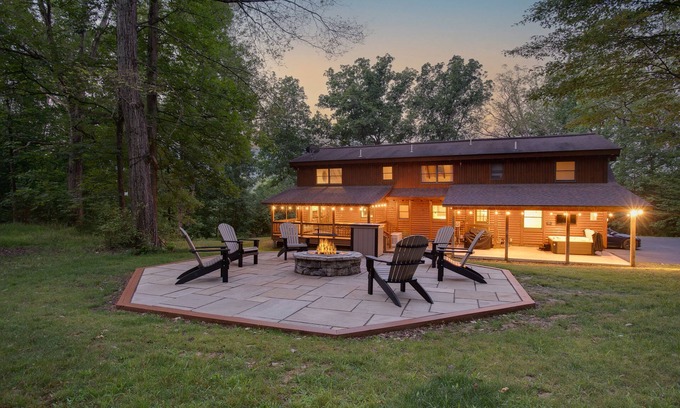 Sabinsville Cabina | Fireside Cabin | HOT TUB, TV + Game Room!