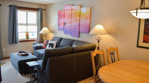 Sun Peaks Cabina | Fireside Lodge #215 by Bear Country