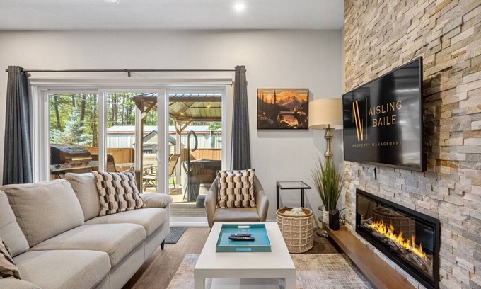 East Kootenay Apartamento | Fireside Oasis | Hot Tub | Fireplace | Hot Springs