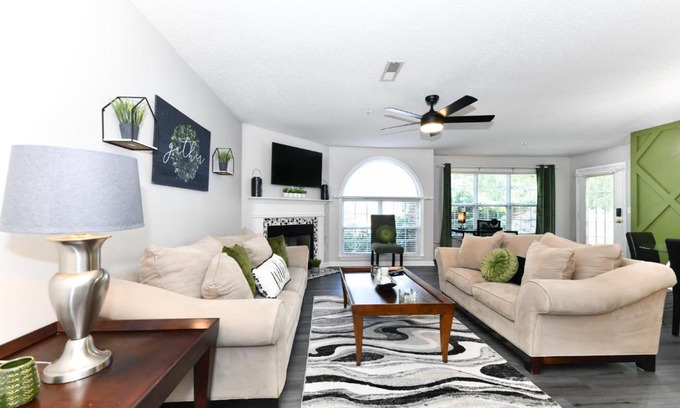 Greensboro Apartamento | First floor 2 bed 2 bath with fireplace