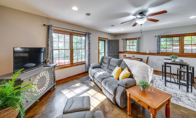 Belleville Apartamento | First-Floor Belleville Apartment with Patio!