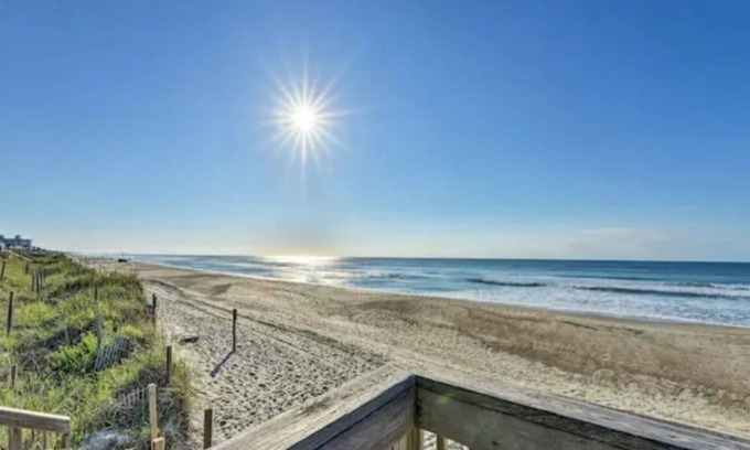 Emerald Isle Condominio | First Floor Coastal Comfort in Oceanfront Complex with 3 pools
