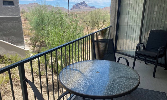 Fountain Hills Condominio | Walkup en el primer piso con excelentes vistas a la montaña