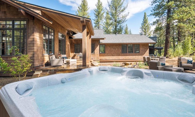 Truckee Casa | First Light Farmhouse- Hot Tub- Gourmet Kitchen- Premier Neighborhood