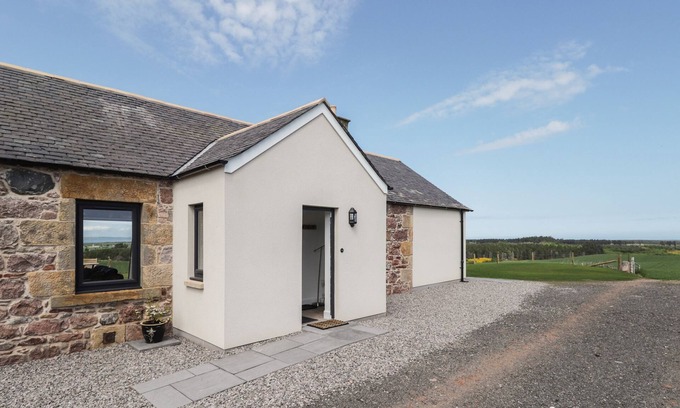 Nairn Casa | FIRTHVIEW, family friendly, with a garden in Auldearn