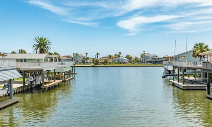 Jamaica Beach Casa | Fish,Crab,Swim on Waterfront Beach House !