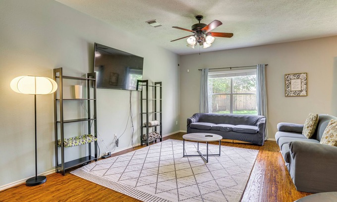 Humble Casa | Fish & Hike: Pet-Friendly Humble Home w/ Yard