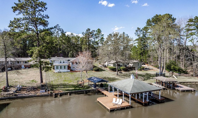 Eatonton Casa | Fish Tale Cove at Lake Sinclair, Spacious Family-Pet Friendly Retreat with dock