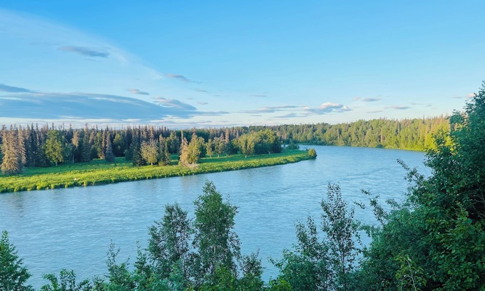 Soldotna Casa | Fish the Kenai while staying at this 7300 sq. foot home on the river.
