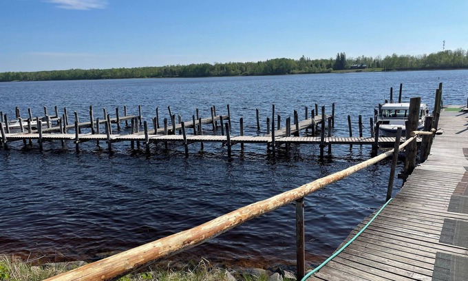 Baudette Cabina | Fisherman Base Camp on Rainy River - 5 Mins to the Lake!