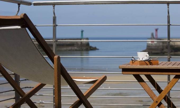 Port-en-Bessin-Huppain Casa | Casa de pescador frente al mar con terraza, encanto y vistas excepcionales