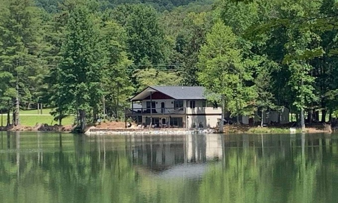 Helen Chalet De Esquí | Fisherman paradise on private lake 5 minutes from Helen