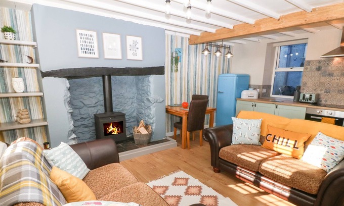 Rhydwyn Cabaña | FISHERMAN'S COTTAGE, pet friendly, with open fire in Church Bay