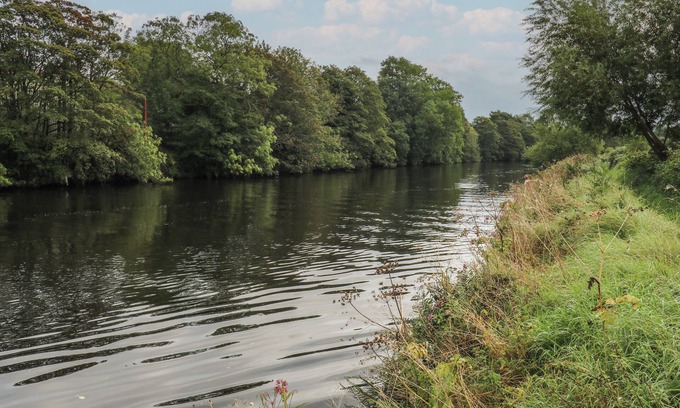 Mirfield Casa | FISHERMAN'S RETREAT, pet friendly, with a garden in Mirfield