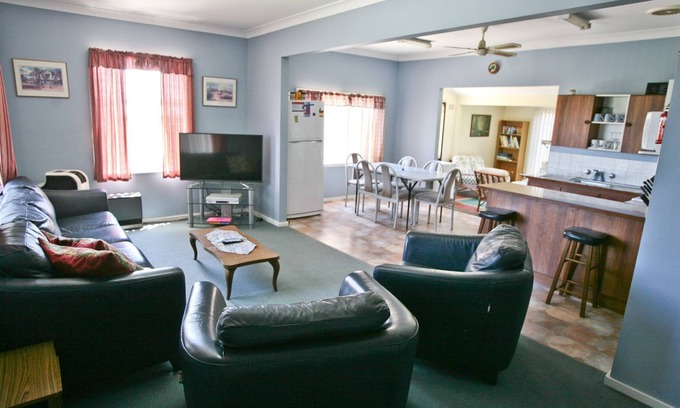 Bermagui Casa | CABINA DE PESCADOR: amplio estacionamiento para botes, cerca del campo de golf, pub y club - Mil11