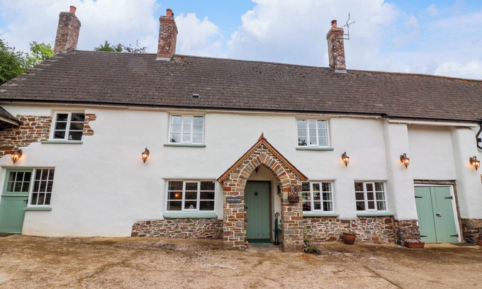 Chulmleigh Casa | FISHERMEN'S COTTAGE, pet friendly, with hot tub in Chulmleigh