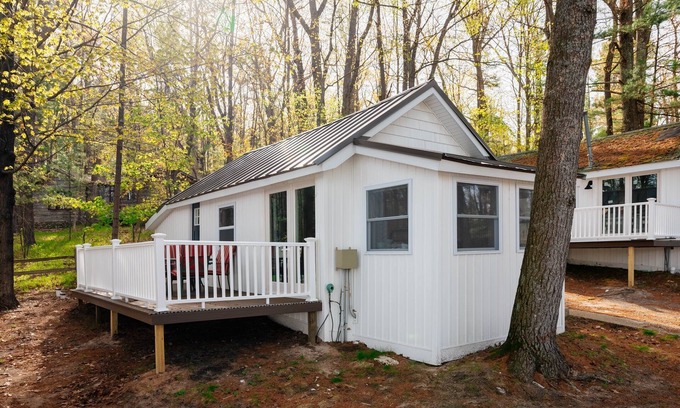 Mayfield Cabaña | Fishing-Arbutus-Pontoon Rental-Family Friendly